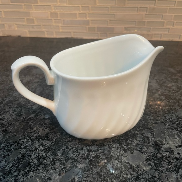 Corning White Swirl Gravy Boat
81-TY, A4 - Picture 2 of 5